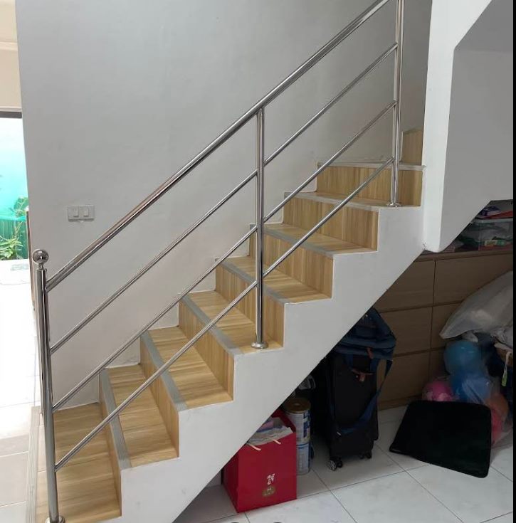 ราวบันไดสเตนเลสภายในบ้าน บันไดไม้ นนทบุรี